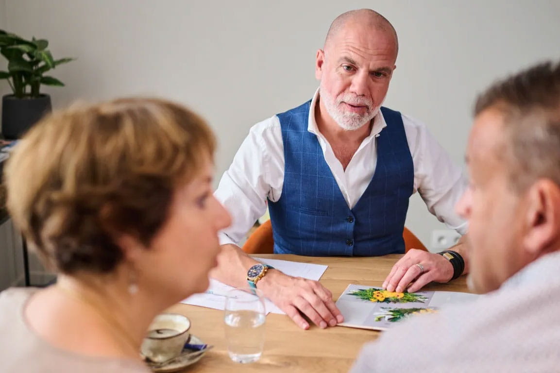 Uitvaartverzorger in gesprek met nabestaanden